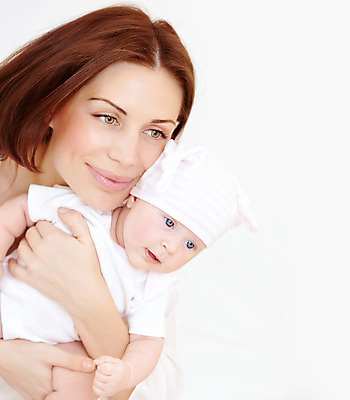 포토 JPG 해외이미지 응시 여자 딸 백그라운드 컨셉 가족 안기 포옹 엄마 함께함 실내 건강 사랑 사람 성인 두명 앞모습 육아 아기 흰배경 돌봄 여자만 해외202004 싱글맘 한부모가족 해외포토 시선 감정 뷰포인트 관계 모션 내부 흰색 파일형식