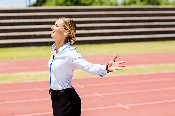 포토 JPG 해외이미지 백인 여자 비즈니스 사업가 팔벌리기 미래 한명 정장 20대 야외 달리기 경쟁 기쁨 비즈니스우먼 계획 성인여자한명만 해외202004 해외포토 서양인 직업 1 옷 감정 컨셉 모션 사람 청년 직장인 여자한명만 성인여자만 파일형식