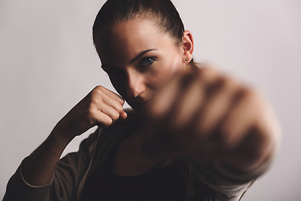 포토 JPG 해외이미지 1 라이프스타일 여자 스포츠 백그라운드 신체 건강 한명 사람 운동복 운동 유행 힘 회색 도전 보디빌딩 연습 준비 체육관 싸움 근육질 해외202004 해외포토 옷 컬러 모션 근육 생활 헬스 몸매 파일형식