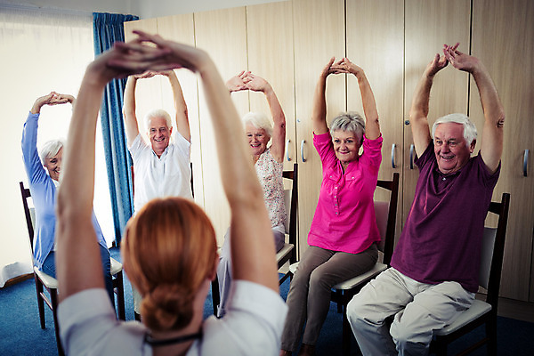 포토 JPG 해외이미지 백인 라이프스타일 여자 노년 남자 행복 스포츠 컨셉 건강 병원 여러명 성인 30대 운동 건강관리 환자 간호사 도움 60대 서비스 체육관 체조 70대 의료성형뷰티 해외202004 해외포토 서양인 감정 다수 의학 관리 사람 생활 장년 의료진 파일형식