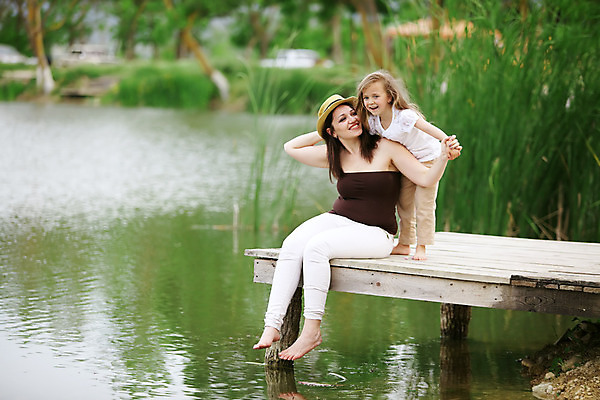 포토 JPG 해외이미지 라이프스타일 여자 행복 호수 어린이 2 가족 관계 자연 엄마 휴가 휴식 함께함 건강 사람 성인 야외 두명 물 여름 30대 부모 농경지 걷기 침묵 봄 임산부 육아 시골 연못 주말 생태학 해외202004 싱글맘 한부모가족 해외포토 자연요소 계절 교육 감정 컨셉 모션 생활 장년 농장 소리 임신 생태계 파일형식