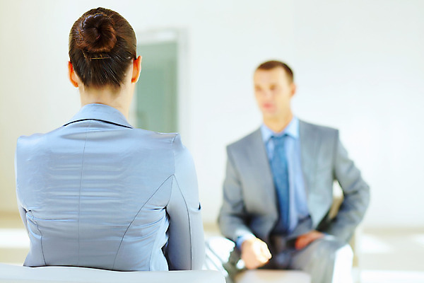 포토 JPG 해외이미지 백인 여자 남자 실내 사람 상반신 성인 두명 아웃포커스 사무실 비즈니스우먼 면접 지원 성인만 해외202004 해외포토 서양인 비즈니스 촬영기법 내부 직장인 파일형식