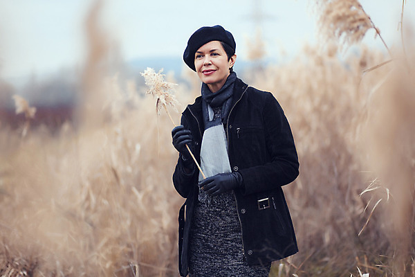 포토 JPG 해외이미지 백인 모델 모자 라이프스타일 응시 공원 여자 겨울 자연 날씨 한명 사람 풍경 성인 야외 유행 걷기 검은색 추위 자유 코트 가을 우아함 숲 장면 스타일 성인여자한명만 해외202004 해외포토 서양인 1 시선 잡화 계절 공공시설 컬러 컨셉 모션 생활 외투 생태계 여자한명만 성인여자만 파일형식