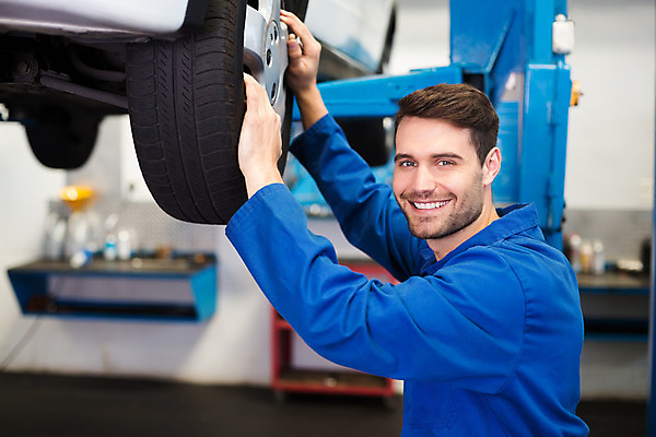 포토 JPG 해외이미지 백인 직업 남자 행복 자동차 노동자 실내 작업복 한명 20대 성인 파란색 바퀴 작업실 기술자 수리 확인 서비스 타이어 정비공 정비소 차고 성인남자한명만 해외202004 해외포토 서양인 1 옷 감정 육상교통 컬러 사람 청년 내부 남자한명만 성인남자만 파일형식