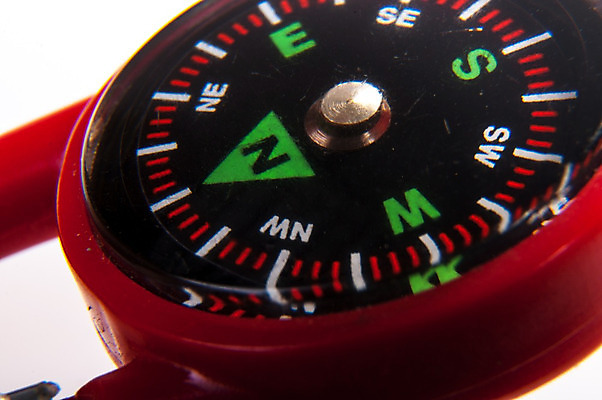 포토 JPG 해외이미지 여행 백그라운드 지도 사람없음 장비 탐험 골동품 흰색 기구 나침반 방향 오브젝트 복고 북쪽 동쪽 네비게이션 자석 남쪽 발견 고립 서쪽 옛날 지리 해외202004 해외포토 컬러 파일형식