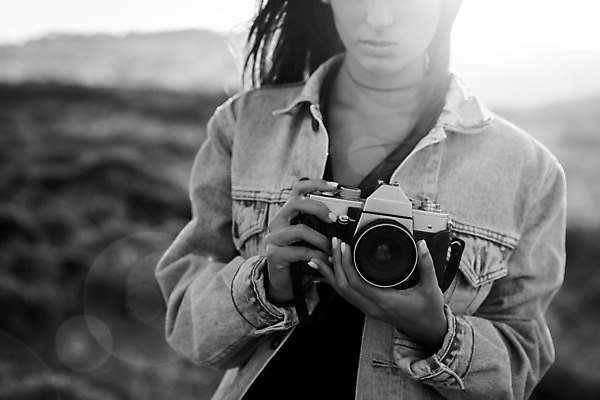 포토 JPG 해외이미지 백인 라이프스타일 여자 여행 백그라운드 컨셉 겨울 자연 관리 한명 사람 야외 여행객 카메라 검은색 사진촬영 장비 가을 흰색 잡기 모래언덕 사진사 필름 복고 옛날 스타일 해외202004 해외포토 서양인 1 계절 컬러 모션 생활 전자제품 촬영 작가 언덕 생태계 파일형식