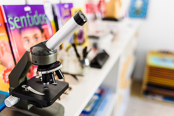 포토 JPG 해외이미지 백인 학생 여자 교육 남자 행복 어린이 과학 백그라운드 교실 학교 수업 실내 현미경 실험 사람 소년 사람없음 책 학습 스터디 교사 칠판 장비 실험실 과학자 책상 대학교 생물학 발견 초보 해외202004 해외포토 서양인 직업 감정 가구 실험기구 내부 학자 파일형식