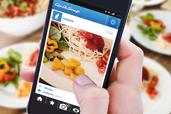 포토 JPG 해외이미지 라이프스타일 그릇 접시 손 음식 가정 탁자 파스타 들기 근접촬영 신체부위 스마트폰 스크린 샐러드 터치 잡기 소셜네트워크 해외202004 해외포토 식기 뷰포인트 가구 모션 서양음식 사람 생활 핸드폰 스마트기기 파일형식