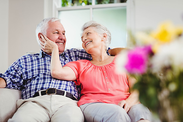 포토 JPG 해외이미지 백인 라이프스타일 커플 응시 여자 노년 남자 행복 거실 가정 가족 휴식 아파트 주택 함께함 사랑 미소 앉기 두명 캐주얼 소파 기쁨 70대 돌봄 노인만 해외202004 해외포토 서양인 시선 옷 감정 컨셉 의자 관계 모션 표정 사람 성인 건물 생활 성인만 파일형식