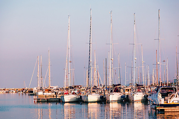 포토 JPG 해외이미지 라이프스타일 스포츠 바다 여행 요트 하늘 낚시 바람 휴가 휴식 항해 사람없음 빨간색 물 빛 태양 반사 일출 항구 침묵 황혼 일몰 이탈리아 새벽 만 보트 재산 고급 야간 저녁 지중해 함선 포트 해외202004 해외포토 자연요소 유럽 컬러 컨셉 배_교통 교통시설 레저 날씨 생활 금융 노을 소리 파일형식