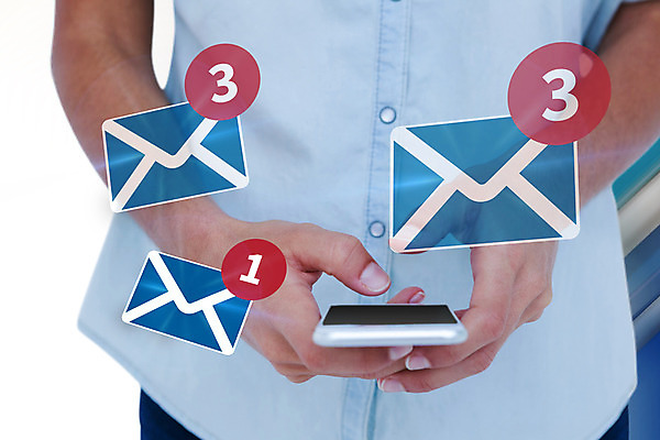 포토 JPG 해외이미지 손 디자인 여자 서기 들기 근접촬영 상반신 청년 성인 신체부위 빨간색 파란색 스마트폰 디지털 스크린 터치 흰색 잡기 이메일 알림 흰배경 정사각형 성인여자한명만 해외202004 해외포토 도형 뷰포인트 컬러 백그라운드 모션 사람 핸드폰 스마트기기 여자한명만 성인여자만 파일형식