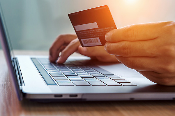 포토 JPG 해외이미지 라이프스타일 손 컨셉 인터넷 비즈니스 모바일 실내 사람 신체부위 금융 노트북 쇼핑 컴퓨터 상점 키보드 잡기 신용카드 구매 고객 스마트 결제 온라인 전자상거래 해외202004 해외포토 모션 내부 생활 경제 전자제품 파일형식