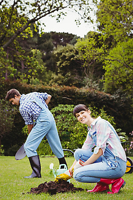 포토 JPG 해외이미지 나무 식물 백인 응시 여자 남자 행복 함께함 서기 20대 성인 취미 야외 두명 농장 정원 삽 원예 정원가꾸기 묘목 심기 성인만 해외202004 해외포토 서양인 시선 감정 컨셉 농업 모션 사람 청년 파일형식