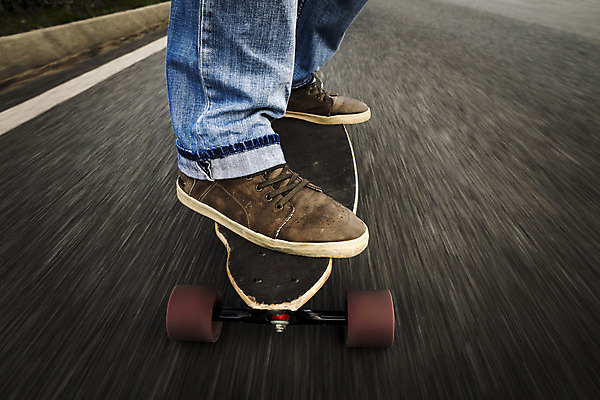 포토 JPG 해외이미지 라이프스타일 공원 남자 문화 스포츠 운동화 신발 십자가 모션 거리 한명 사람 성인 야외 파란색 에너지 스케이팅 하반신 도시 스케이트보드 승차 연습 속도 역동적 스케이터 블러 성인남자한명만 해외202004 해외포토 1 공공시설 컬러 컨셉 겨울스포츠 운동선수 생활 보드_스포츠 남자한명만 성인남자만 파일형식