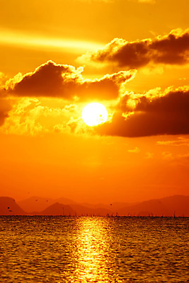 포토 JPG 해외이미지 바다 백그라운드 자연 하늘 풍경 사람없음 빨간색 빛 햇빛 태양 반사 노란색 일출 황혼 일몰 수평선 해외202004 해외포토 자연요소 컬러 노을 생태계 파일형식