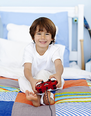 포토 JPG 해외이미지 주간 백인 남자 행복 어린이 가족 놀이 실내 한명 사람 앉기 소년 컴퓨터 침실 게임 침대 표현 흥분 시스템 비디오게임 테크노 소년한명만 해외202004 집콕 해외포토 자연요소 서양인 1 감정 가구 관계 모션 내부 전자제품 신조어 남자한명만 소년만 파일형식 앳홈라이프