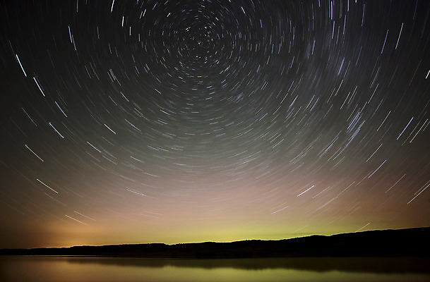 포토 JPG 해외이미지 실루엣 별 지구 과학 자연 하늘 풍경 사람없음 우주 어둠 산책로 야간 회전 해외202004 SF 해외포토 자연요소 길 촬영기법 생태계 파일형식