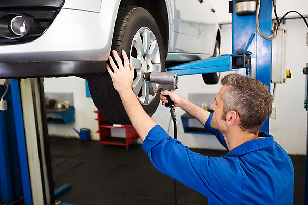 포토 JPG 해외이미지 백인 직업 남자 자동차 노동자 실내 작업복 한명 성인 30대 파란색 잡기 바퀴 작업실 기술자 서비스 타이어 정비공 정비소 차고 성인남자한명만 해외202004 해외포토 서양인 1 옷 육상교통 컬러 모션 사람 내부 장년 남자한명만 성인남자만 파일형식