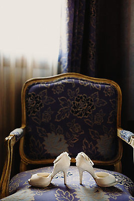 포토 JPG 해외이미지 구두 신발 의자 실내 사람없음 하이힐 오브젝트 웨딩슈즈 해외202004 해외포토 가구 내부 여성화 결혼소품 파일형식
