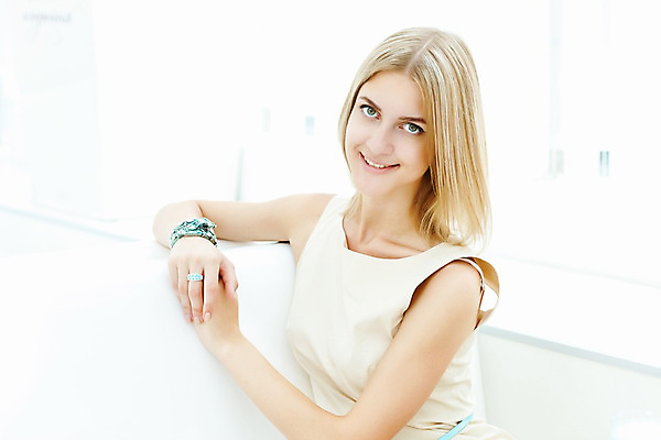 포토 JPG 해외이미지 백인 라이프스타일 여자 행복 커피 음료 음식 오렌지 탁자 함께함 실내 샌드위치 건강 한명 사람 앉기 동양인 성인 친구 섹시 유행 식당 식사 중국 주스 우정 카페 흰색 도시 뜨거움 시원함 먹기 단절 스타일 해외202004 해외포토 서양인 1 감정 아시아 컬러 가구 컨셉 과일 관계 모션 인종 내부 생활 상점 파일형식