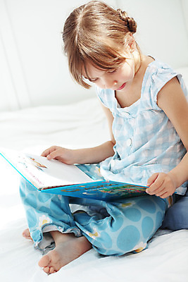 포토 JPG 해외이미지 1 라이프스타일 여자 교육 행복 어린이 주택 실내 건강 한명 책 파란색 스터디 놀이방 침실 육아 침대 가르침 집중 읽기 교과서 셀프 초보 해외202004 해외포토 감정 컬러 가구 컨셉 모션 교재 사람 내부 건물 생활 학습 파일형식