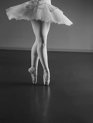 포토 JPG 해외이미지 여자 청소년 흑백 실내 한명 서기 사람 10대 하반신 춤 우아함 발레 발레리나 발레복 십대여자한명만 해외202004 해외포토 1 옷 컨셉 모션 문화예술 촬영기법 내부 여자한명만 십대여자만 파일형식