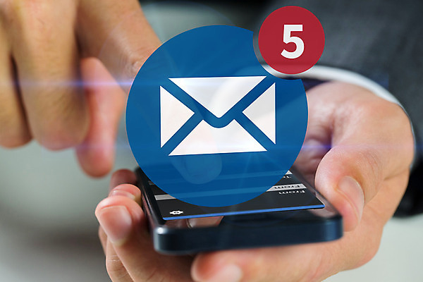 포토 JPG 해외이미지 백인 손 남자 비즈니스 한명 들기 근접촬영 20대 신체부위 빨간색 파란색 스마트폰 스크린 잡기 비즈니스맨 이메일 알림 성인남자한명만 해외202004 해외포토 서양인 1 뷰포인트 컬러 모션 사람 청년 핸드폰 스마트기기 직장인 남자한명만 성인남자만 파일형식