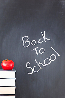 포토 JPG 해외이미지 학생 교육 어린이 백그라운드 교실 학교 사람없음 책 스터디 쌓기 칠판 수확 기록 가르침 사과 분필 정사각형 해외202004 해외포토 도형 농업 과일 모션 사람 학습 초크 파일형식