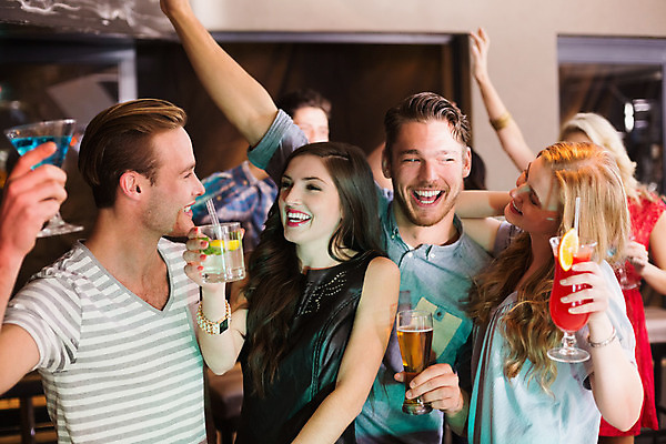 포토 JPG 해외이미지 백인 라이프스타일 드레스 여자 남자 행복 함께함 실내 사람 여러명 20대 성인 캐주얼 파티 우정 축하 칵테일 바 유혹 성인만 정확 해외202004 해외포토 서양인 옷 감정 다수 컨셉 주류 이벤트 청년 내부 생활 친구 파일형식