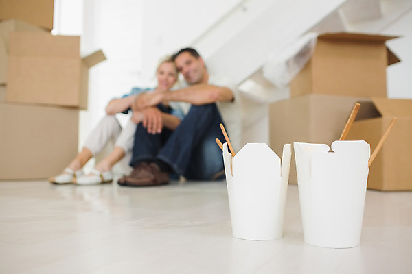 포토 JPG 해외이미지 백인 라이프스타일 커플 응시 여자 남자 행복 음식 40대 중년 모션 휴식 새로움 바닥 아파트 주택 함께함 실내 앉기 성인 두명 30대 상자 플랫 긍정 짐싸기 판지 해외202004 해외포토 서양인 시선 감정 컨셉 관계 사람 내부 건물 생활 장년 파일형식