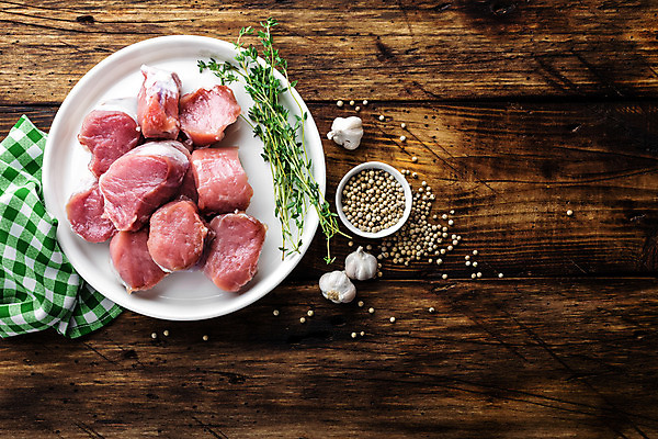 포토 JPG 해외이미지 음식 조각 백그라운드 재료 탁자 도마 마늘 육류 돼지고기 요리 사람없음 목재 어둠 흰색 신선 닫기 그릴 상품 바비큐 자르기 향신료 준비 날것 슬라이스 레시피 후추 등심 백리향 생식 카피스페이스 개조 해외202004 해외포토 나무 컬러 가구 채소 식재료 모션 주방용품 공백 향미료 파일형식