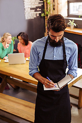 포토 JPG 해외이미지 백인 라이프스타일 여자 남자 커피 음료 비즈니스 청소년 탁자 20대 책 컵 세명 노트북 컴퓨터 펜 식당 공책 앞치마 카페 머그컵 타이핑 기록 잡기 업무 웨이터 무선전화기 서비스 시티라이프 질서 카페테리아 스타일 해외202004 해외포토 서양인 직업 식기 가구 모션 문구용품 사람 청년 생활 전자제품 필기구 상점 예절 작업 전화기 파일형식