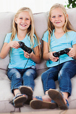 포토 JPG 해외이미지 백인 라이프스타일 옷 여자 행복 어린이 거실 가정 가족 베개 놀이 함께함 실내 두명 소파 게임 쌍둥이 소녀만 해외202004 집콕 해외포토 서양인 감정 컨셉 의자 관계 침구 사람 내부 생활 신조어 여자만 어린이만 파일형식 앳홈라이프