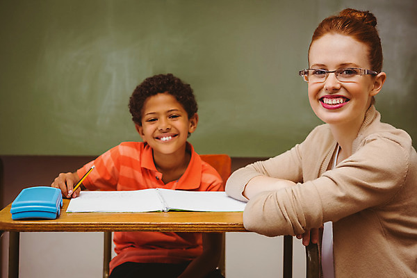 포토 JPG 해외이미지 백인 학생 여자 교육 남자 행복 어린이 남학생 교실 학교 실내 초등학교 앉기 소년 20대 성인 두명 책 학습 스터디 연필 강사 교사 칠판 기록 책상 해외202004 해외포토 서양인 직업 감정 가구 모션 학용품 사람 청년 내부 필기구 파일형식