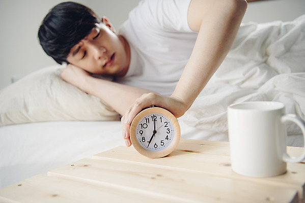 포토 JPG 라이프스타일 남자 여유 맨라이프 아침 휴식 실내 한명 상반신 20대 성인 앞모습 눕기 침실 한국인 머그컵 자명종 알람 기상 침대 찡그림 주말 늦잠 성인남자한명만 코쿠닝족 국내포토 주간 1 감정 뷰포인트 시계 가구 컨셉 모션 표정 사람 동양인 청년 내부 생활 컵 잠 신조어 남자한명만 성인남자만 파일형식