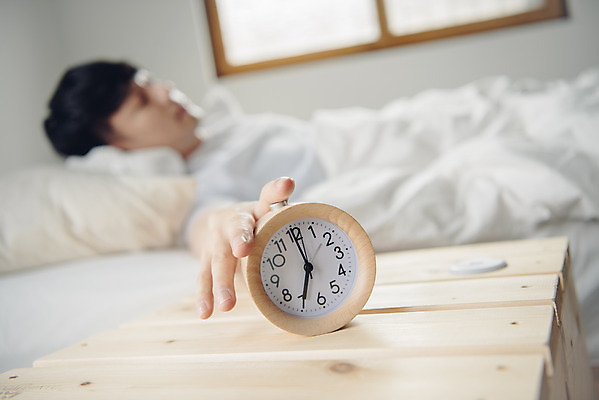 포토 JPG 라이프스타일 남자 여유 맨라이프 아침 휴식 실내 한명 상반신 20대 성인 옆모습 눕기 침실 한국인 자명종 알람 기상 침대 주말 늦잠 성인남자한명만 코쿠닝족 국내포토 주간 1 감정 뷰포인트 시계 가구 컨셉 모션 사람 동양인 청년 내부 생활 잠 신조어 남자한명만 성인남자만 파일형식