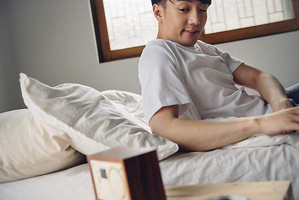 포토 JPG 라이프스타일 응시 남자 여유 맨라이프 아침 휴식 실내 한명 앉기 상반신 20대 성인 옆모습 침실 한국인 자명종 기상 침대 주말 늦잠 성인남자한명만 코쿠닝족 국내포토 주간 1 시선 감정 뷰포인트 시계 가구 컨셉 모션 사람 동양인 청년 내부 생활 알람 잠 신조어 남자한명만 성인남자만 파일형식