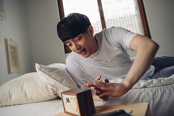 포토 JPG 라이프스타일 남자 여유 맨라이프 아침 휴식 실내 한명 상반신 20대 성인 앞모습 눕기 침실 한국인 자명종 침대 주말 늦잠 성인남자한명만 코쿠닝족 국내포토 주간 1 감정 뷰포인트 시계 가구 컨셉 모션 사람 동양인 청년 내부 생활 알람 잠 신조어 남자한명만 성인남자만 파일형식