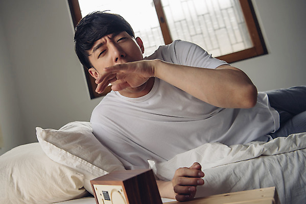 포토 JPG 라이프스타일 남자 여유 맨라이프 아침 휴식 실내 한명 상반신 20대 성인 앞모습 눕기 침실 한국인 침대 주말 하품 늦잠 성인남자한명만 코쿠닝족 국내포토 주간 1 감정 뷰포인트 가구 컨셉 모션 사람 동양인 청년 내부 생활 잠 신조어 생리현상 남자한명만 성인남자만 파일형식