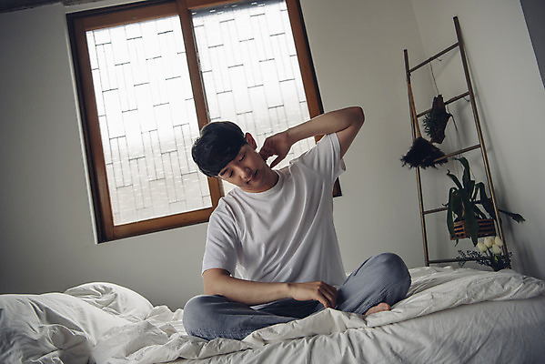 포토 JPG 전신 라이프스타일 남자 여유 맨라이프 아침 휴식 실내 한명 앉기 20대 성인 앞모습 침실 한국인 침대 주말 늦잠 성인남자한명만 코쿠닝족 국내포토 주간 1 감정 뷰포인트 가구 컨셉 모션 사람 동양인 청년 내부 생활 잠 신조어 남자한명만 성인남자만 파일형식