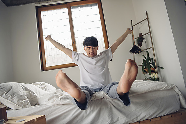 포토 JPG 전신 라이프스타일 남자 여유 맨라이프 아침 휴식 실내 한명 앉기 20대 성인 앞모습 침실 한국인 침대 기지개 주말 늦잠 성인남자한명만 코쿠닝족 국내포토 주간 1 감정 뷰포인트 가구 컨셉 모션 사람 동양인 청년 내부 생활 잠 신조어 남자한명만 성인남자만 파일형식