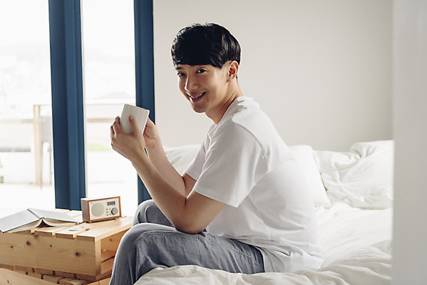 포토 JPG 라이프스타일 남자 여유 맨라이프 티타임 휴식 실내 한명 앉기 상반신 20대 성인 옆모습 침실 한국인 머그컵 침대 주말 성인남자한명만 코쿠닝족 국내포토 1 감정 뷰포인트 가구 컨셉 모션 사람 동양인 청년 내부 생활 컵 신조어 남자한명만 성인남자만 파일형식