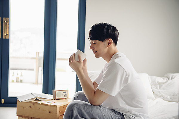 포토 JPG 라이프스타일 남자 여유 맨라이프 티타임 휴식 실내 한명 앉기 상반신 20대 성인 옆모습 침실 한국인 머그컵 침대 주말 성인남자한명만 코쿠닝족 국내포토 1 감정 뷰포인트 가구 컨셉 모션 사람 동양인 청년 내부 생활 컵 신조어 남자한명만 성인남자만 파일형식