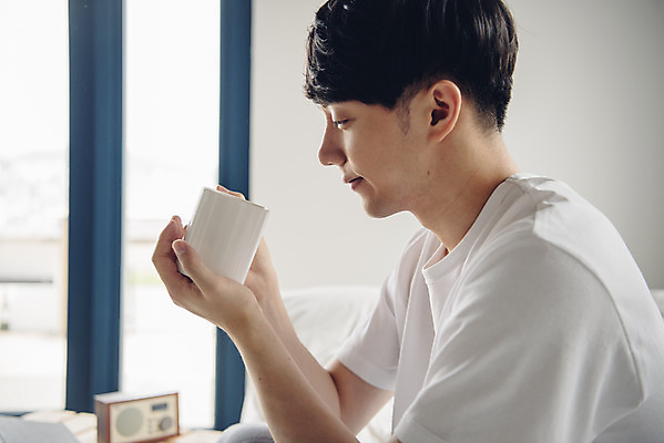 포토 JPG 라이프스타일 남자 여유 맨라이프 티타임 휴식 실내 한명 앉기 상반신 20대 성인 옆모습 침실 한국인 머그컵 침대 주말 성인남자한명만 코쿠닝족 국내포토 1 감정 뷰포인트 가구 컨셉 모션 사람 동양인 청년 내부 생활 컵 신조어 남자한명만 성인남자만 파일형식