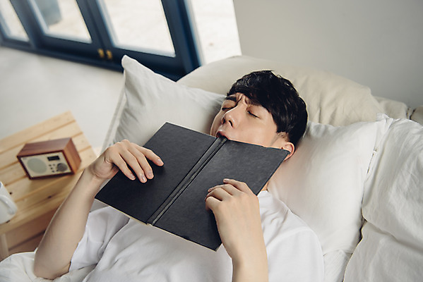 포토 JPG 라이프스타일 남자 여유 맨라이프 휴식 실내 한명 상반신 20대 성인 앞모습 책 눕기 눈감음 침실 한국인 침대 주말 하품 성인남자한명만 코쿠닝족 국내포토 1 감정 뷰포인트 가구 컨셉 모션 사람 동양인 청년 내부 생활 신조어 생리현상 남자한명만 성인남자만 파일형식