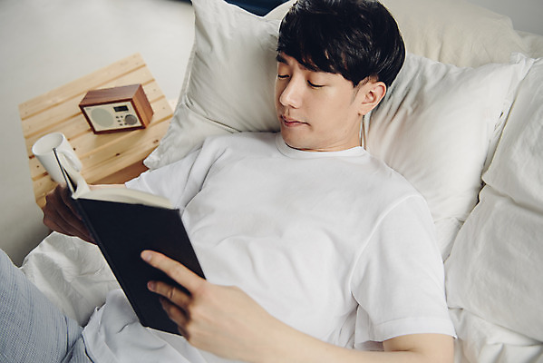 포토 JPG 라이프스타일 남자 여유 맨라이프 휴식 실내 한명 상반신 20대 성인 취미 앞모습 책 눕기 독서 침실 한국인 침대 주말 성인남자한명만 코쿠닝족 국내포토 1 감정 뷰포인트 가구 컨셉 모션 사람 동양인 청년 내부 생활 신조어 남자한명만 성인남자만 파일형식