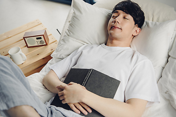 포토 JPG 라이프스타일 남자 여유 맨라이프 휴식 실내 한명 상반신 20대 성인 앞모습 책 눕기 눈감음 침실 한국인 침대 잠 주말 성인남자한명만 코쿠닝족 국내포토 1 감정 뷰포인트 가구 컨셉 모션 사람 동양인 청년 내부 생활 신조어 남자한명만 성인남자만 파일형식