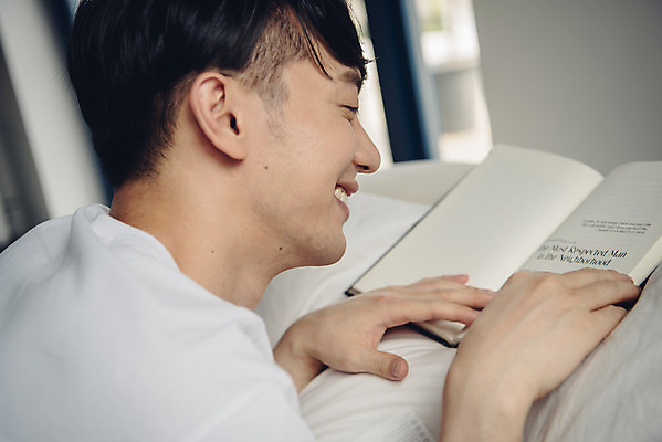 포토 JPG 라이프스타일 남자 여유 엎드리기 맨라이프 휴식 실내 한명 미소 상반신 20대 성인 취미 옆모습 책 침실 한국인 침대 주말 성인남자한명만 코쿠닝족 국내포토 1 감정 뷰포인트 가구 컨셉 모션 표정 사람 동양인 청년 내부 생활 신조어 남자한명만 성인남자만 파일형식