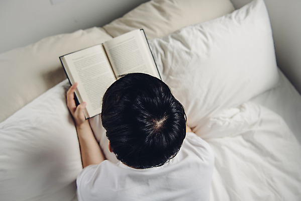 포토 JPG 라이프스타일 남자 여유 엎드리기 맨라이프 휴식 실내 한명 상반신 20대 성인 취미 뒷모습 책 독서 침실 한국인 침대 주말 성인남자한명만 코쿠닝족 국내포토 1 감정 뷰포인트 가구 컨셉 모션 사람 동양인 청년 내부 생활 신조어 남자한명만 성인남자만 파일형식