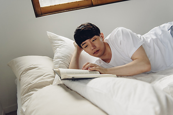 포토 JPG 라이프스타일 남자 여유 맨라이프 휴식 실내 한명 상반신 20대 성인 취미 앞모습 책 눕기 독서 침실 한국인 침대 주말 성인남자한명만 코쿠닝족 국내포토 1 감정 뷰포인트 가구 컨셉 모션 사람 동양인 청년 내부 생활 신조어 남자한명만 성인남자만 파일형식